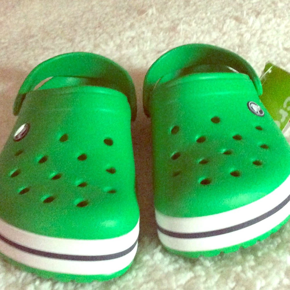 Crocband grass green/white unisex relaxed fit.